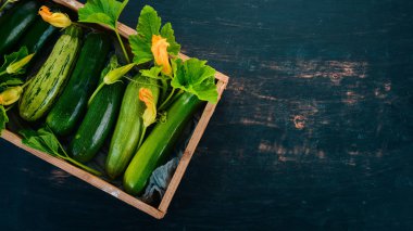 Yeşil kabak mezarda. Taze sebze. Siyah ahşap arka plan üzerinde. Üstten görünüm. Kopya alanı.