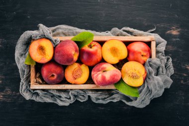 Taze şeftali. Ahşap bir arka plan üzerinde. Üstten görünüm. Metniniz için boş alan.