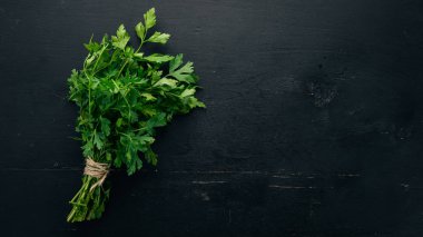 Taze yeşil maydanoz. Kök maydanoz. Ahşap bir arka plan üzerinde. Üstten görünüm. Kopya alanı.