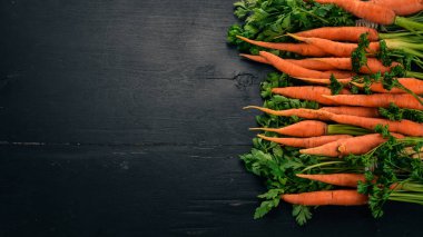 Taze havuç. Taze sebze. Ahşap bir arka plan üzerinde. Üstten görünüm. Kopya alanı.