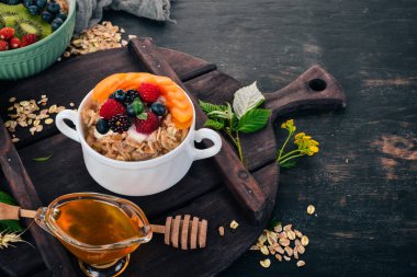 Kayısı ve yaban mersini yulaf ezmesi. Kahvaltı. Ahşap bir arka plan üzerinde. Üstten görünüm. Metin için boş alan.