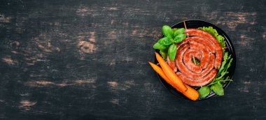 Kızarmış taze sebze ile barbekü sosis. Ahşap bir arka plan üzerinde. Üstten görünüm. Kopya alanı.