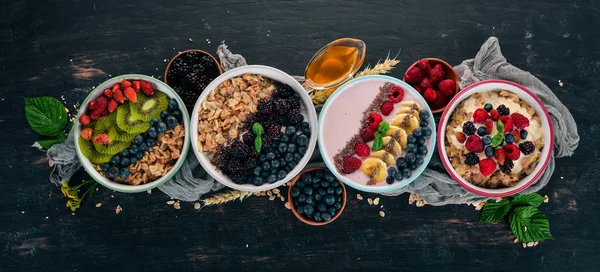 Haferflocken Mit Joghurt Früchten Und Beeren Auf Tellern Frühstück Auf — Stockfoto