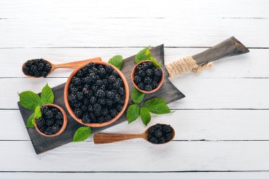 Taze çilek böğürtlen. Beyaz ahşap zemin üzerinde. Üstten görünüm. Metin için boş alan.