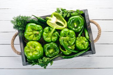 Taze yeşil biber mezarda. Organik gıda. Üstten görünüm. Metin için boş alan.