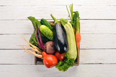 Mezarda taze sebze kümesi. Ahşap bir arka plan üzerinde. Üstten görünüm. Kopya alanı.