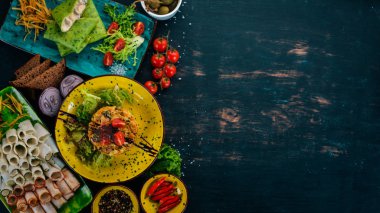 Sosis, mantar ve taze sebze salatası. Ahşap bir masaya. Üstten görünüm. Kopya alanı.