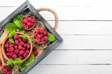 Taze ahududu meyveleri. Ahşap bir arka plan üzerinde. Üstten görünüm. Metniniz için boş alan.