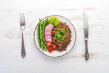 Mercimek turp, domates, fasulye ve sebze ile. Sağlıklı gıda. Beyaz ahşap bir masa üzerinde. Üstten görünüm. Metin için boş alan.