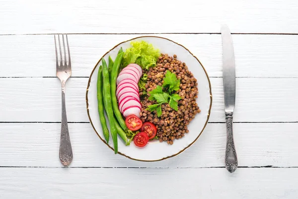 Mercimek turp, domates, fasulye ve sebze ile. Sağlıklı gıda. Beyaz ahşap bir masa üzerinde. Üstten görünüm. Metin için boş alan.