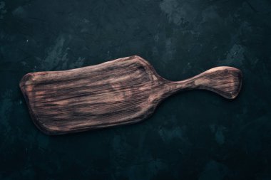 Ahşap mutfak masası. Siyah taş arka plan üzerinde. Üstten görünüm. Metin için boş alan.