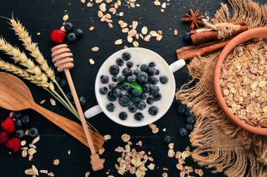 Yabanmersinli yoğurtlu. Kahvaltı. Ahşap bir arka plan üzerinde. Üstten görünüm. Metin için boş alan.
