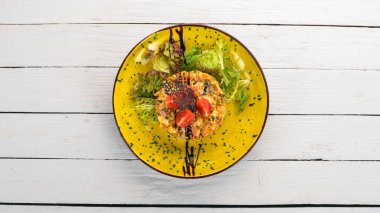 Sosis, mantar ve taze sebze salatası. Ahşap bir masaya. Üstten görünüm. Kopya alanı.