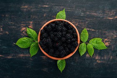 Taze çilek böğürtlen. Siyah ahşap arka plan üzerinde. Üstten görünüm. Metin için boş alan.