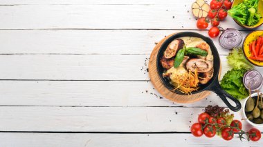 Sosis sosu ve sebze bir tavada. Ahşap bir masaya. Üstten görünüm. Kopya alanı.