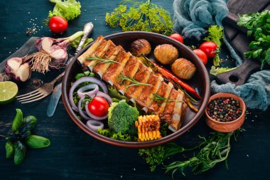 Sebzeli fırında kaburga. Et. Ahşap bir arka plan üzerinde. Üstten görünüm. Kopya alanı.