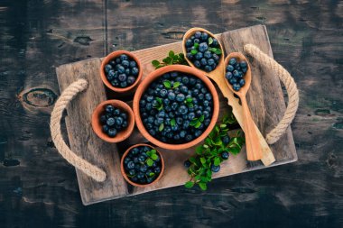 Yaban mersini taze çilek. Ahşap bir arka plan üzerinde. Üstten görünüm. Metniniz için boş alan.