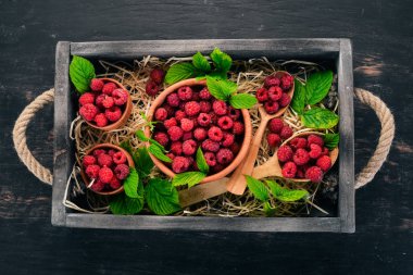 Taze ahududu meyveleri. Ahşap bir arka plan üzerinde. Üstten görünüm. Metniniz için boş alan.