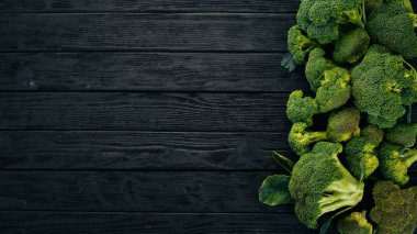 Taze yeşil brokoli. Çiğ sebze. Ahşap bir arka plan üzerinde. Üstten görünüm. Kopya alanı.