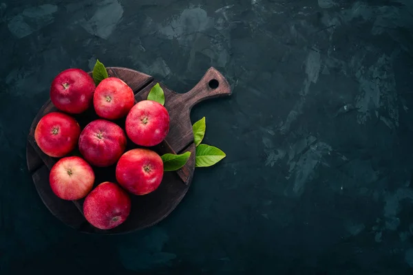 Färska Röda Äpplen Svart Sten Bakgrund Ovanifrån Ledigt Utrymme För — Stockfoto