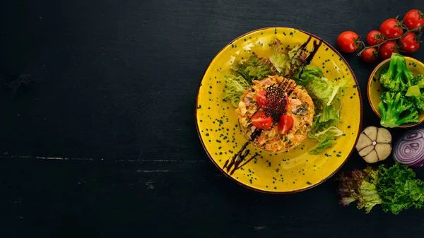 ベーコン キノコ 新鮮な野菜のサラダ 木製のテーブル 平面図です コピー スペース — ストック写真