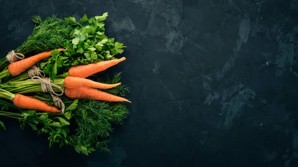 Carote Fresche Prezzemolo Aneto Cibo Biologico Uno Sfondo Nero Vista — Foto Stock