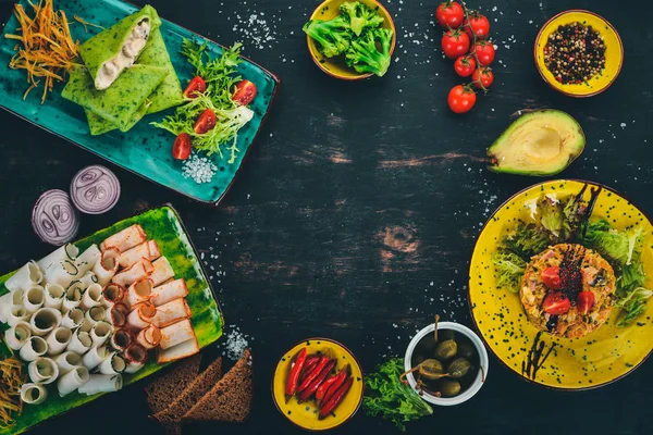 Voedsel Een Houten Tafel Dumplings Spek Spinazie Pannenkoeken Salade Bovenaanzicht — Stockfoto