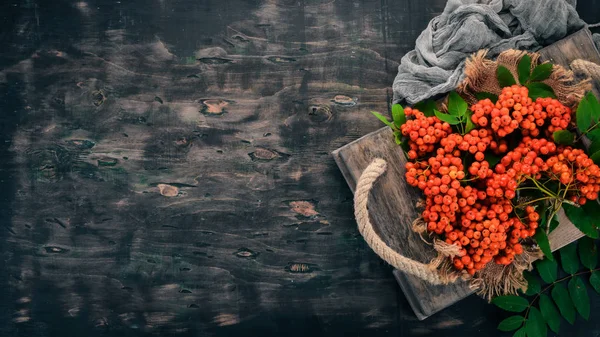 Ashberry Vermelho Com Folhas Fundo Madeira Preto Vista Superior Espaço — Fotografia de Stock