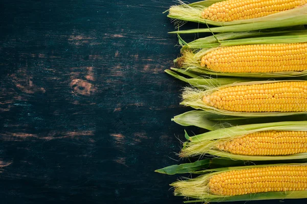 Maïs Jaune Frais Sur Une Table Bois Noir Des Légumes — Photo