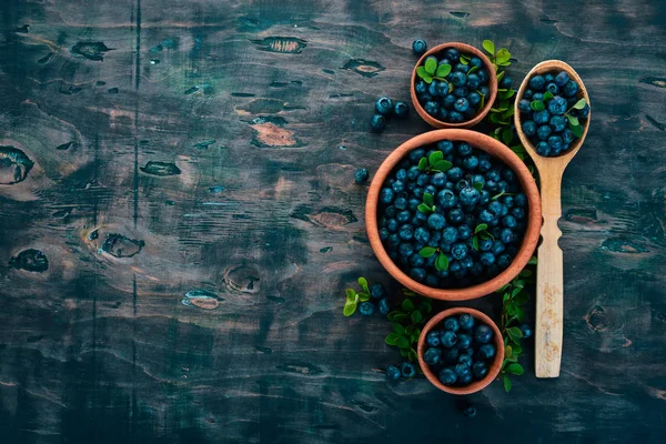 Bleuets Avec Des Feuilles Dans Une Assiette Bois Sur Fond — Photo