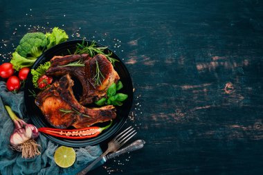 Baharatlar ve sebzeler ile kemik üzerinde pişmiş biftek. Ahşap bir arka plan üzerinde. Üstten görünüm. Kopya alanı.