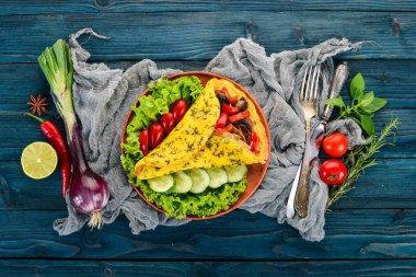 Omlet mantar ve sebze. Kızarmış yumurta. Ahşap bir arka plan üzerinde. Üstten görünüm. Ücretsiz kopya alanı.