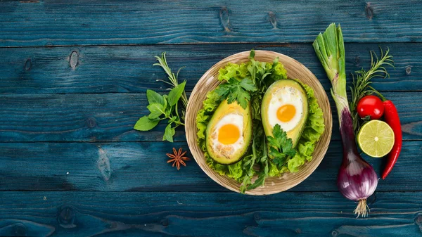 Yumurta Ile Pişmiş Avokado Sağlıklı Gıda Ahşap Bir Arka Plan — Stok fotoğraf