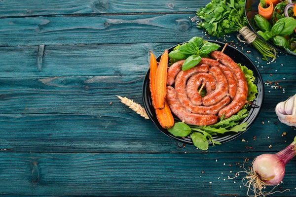 Salchichas Asadas Fritas Con Verduras Frescas Sobre Fondo Madera Vista — Foto de Stock