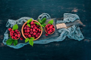 Taze ahududu meyveleri. Ahşap bir arka plan üzerinde. Üstten görünüm. Metniniz için boş alan.