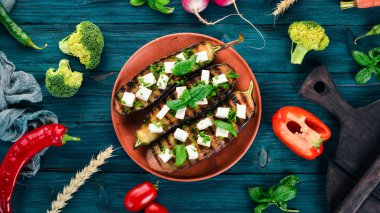 Patlıcan ızgara peynir ve fesleğen ile. Sağlıklı gıda. Mavi ahşap bir masa üzerinde. Üstten görünüm. Metin için boş alan.