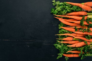 Taze havuç. Taze sebze. Ahşap bir arka plan üzerinde. Üstten görünüm. Kopya alanı.
