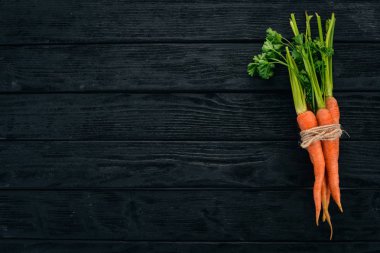 Taze havuç. Taze sebze. Ahşap bir arka plan üzerinde. Üstten görünüm. Kopya alanı.