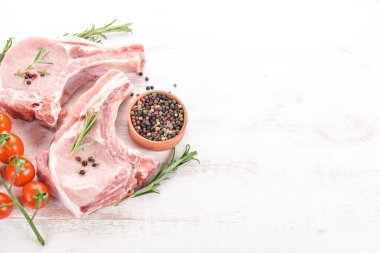 Kemik baharatlar ve sebzeler çiğ biftek. Ahşap bir arka plan üzerinde. Üstten görünüm. Kopya alanı.