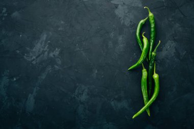 Taze yeşil biber. Siyah bir arka plan üzerinde. Üstten görünüm. Metin için boş alan.