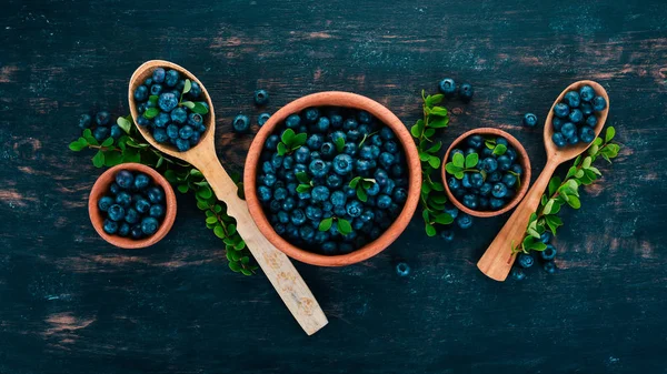 Yaban mersini taze çilek. Ahşap bir arka plan üzerinde. Üstten görünüm. Metniniz için boş alan.