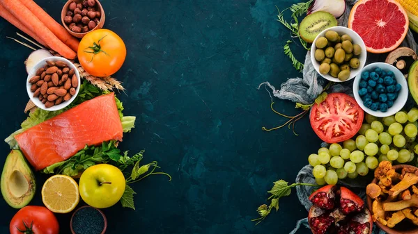 Uppsättning Hälsosam Mat Ett Stenbord Fisk Grönsaker Frukter Nötter Bär — Stockfoto