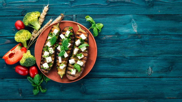 Berenjena Asada Con Queso Feta Albahaca Comida Saludable Una Mesa —  Fotos de Stock