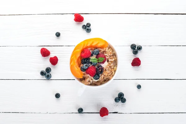 Haferflocken Mit Aprikosen Und Blaubeeren Frühstück Auf Einem Hölzernen Hintergrund — Stockfoto