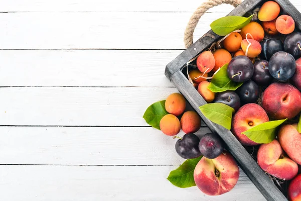 Vers Fruit Een Houten Doos Abrikoos Perzik Nectarine Plum Een — Stockfoto