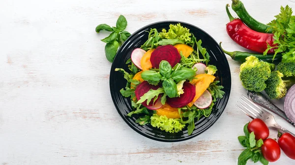 Salada Beterraba Fresca Tomate Alface Comida Saudável Uma Mesa Madeira — Fotografia de Stock