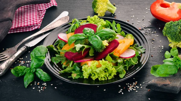 新鮮な大根 トマトとレタスのサラダ 健康食品 黒い木製のテーブル 平面図です テキスト用の空き容量 — ストック写真