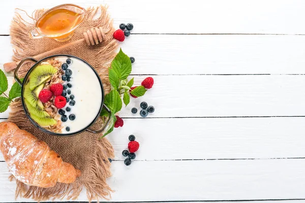 Harina Avena Con Yogur Frutas Bayas Kiwi Arándanos Frambuesas Sobre —  Fotos de Stock