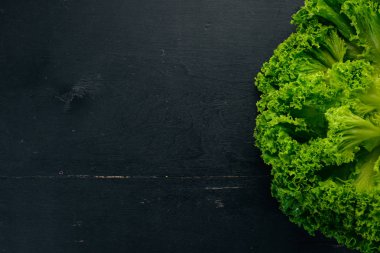 Taze yeşil salata. Taze sebze. Ahşap bir arka plan üzerinde. Üstten görünüm. Kopya alanı.