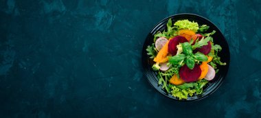 Taze pancar, domates ve marul salatası. Sağlıklı gıda. Taş masanın üstünde. Üstten görünüm. Metin için boş alan.